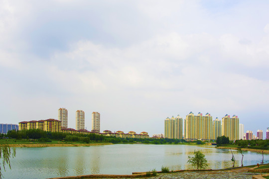 鞍山万水河与对岸高层住宅建筑群