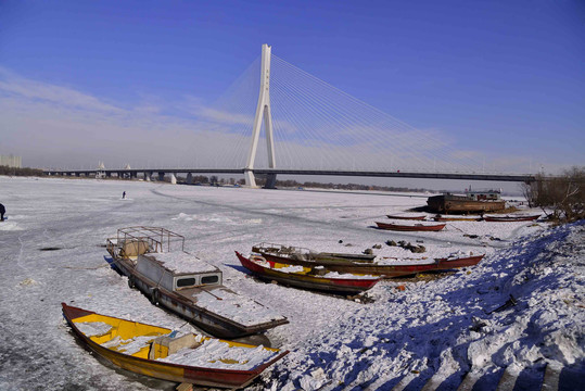 哈尔滨雪冰冻河面上的船只