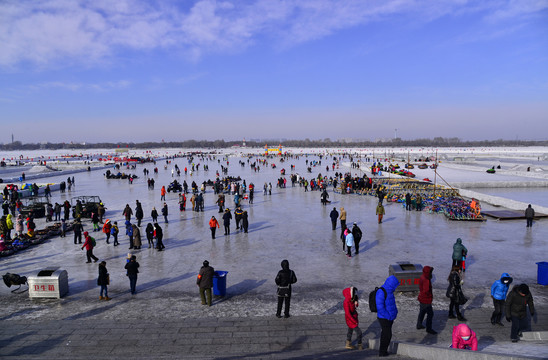 哈尔滨雪冰冻河面上的游客