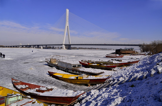 哈尔滨冬季河岸边的船只
