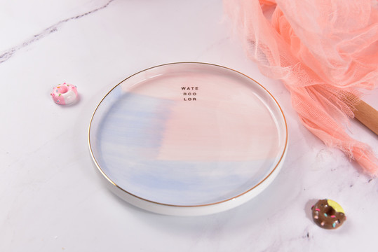 欧式盘子设计背景道具粉色纱巾