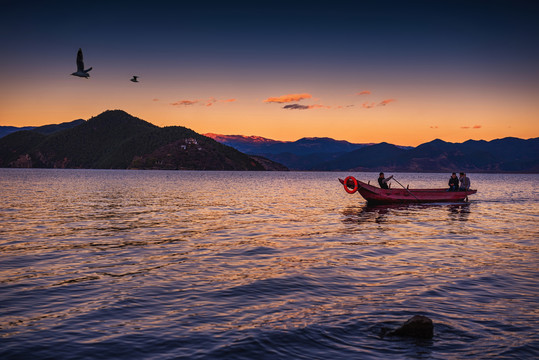 泸沽湖夕阳