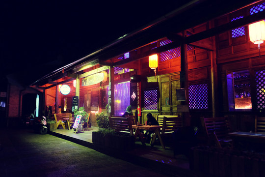 古镇酒吧夜景