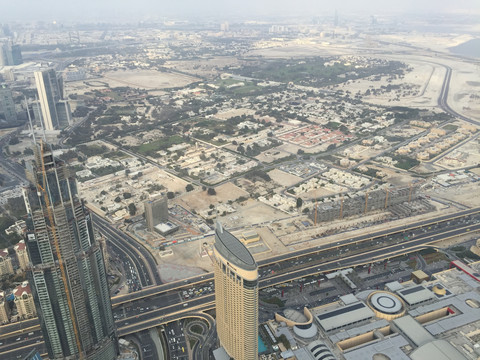 从哈利法塔俯瞰迪拜市区
