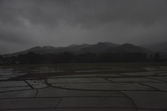 田园风光下雨了