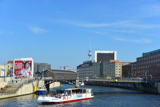 柏林城市风光及河流上的游船