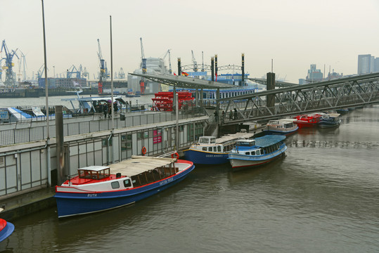 德国汉堡港栈桥及游船