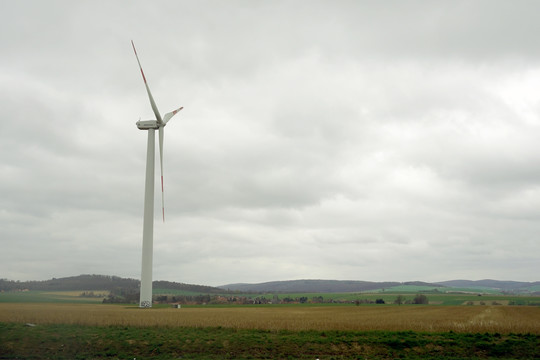 欧洲原野上的风能发电机