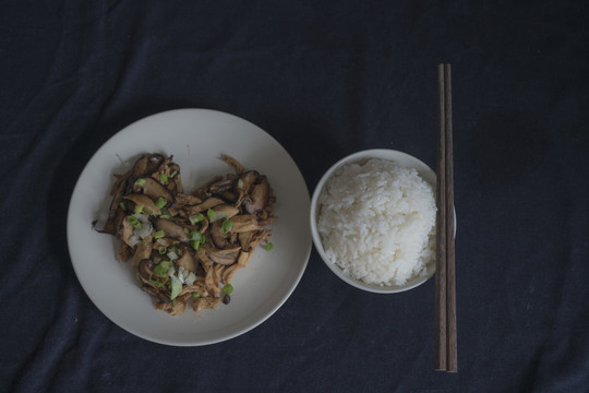 香菇炒鸡肉配白米饭一人份