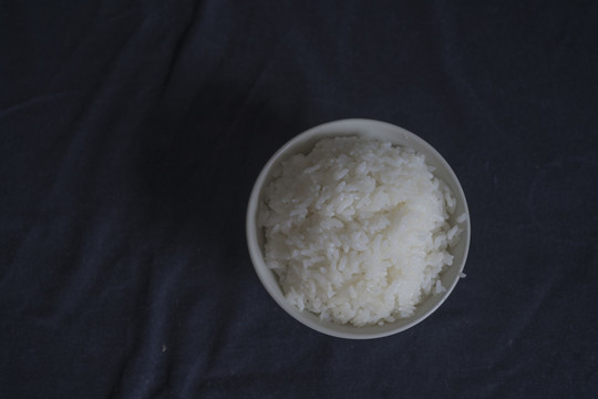 一碗白米饭与暗色背景