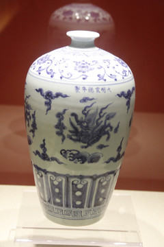 细颈瓷瓶