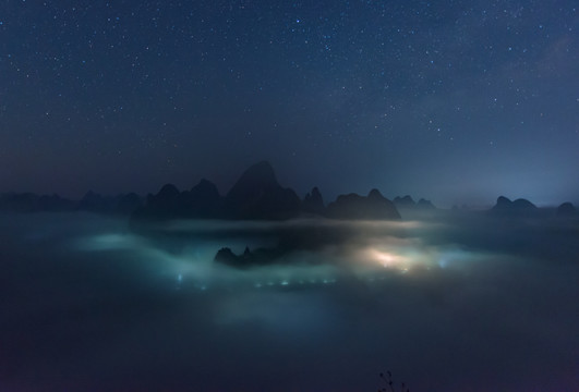 星空下云雾缭绕的群山