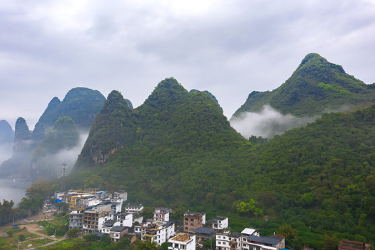 雨后云雾缭绕的漓江山水