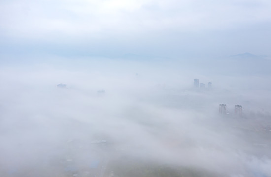 大雾弥漫笼罩的城市