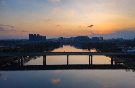 夕阳下的城市风光