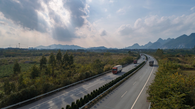 车流滚滚的高速公路