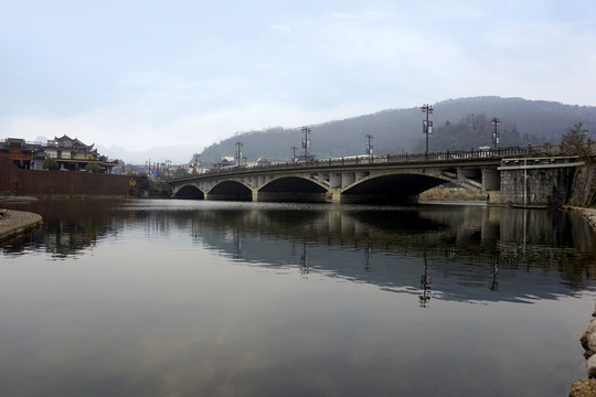 小河上的拱桥