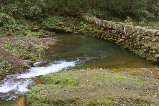 金鞭溪溪水和拦水坝