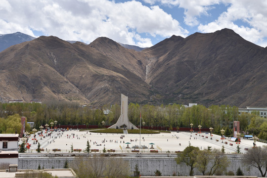 布达拉宫广场和西藏解放纪念碑