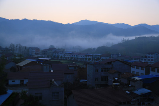 晨雾中的集镇