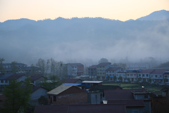 晨雾中的集镇