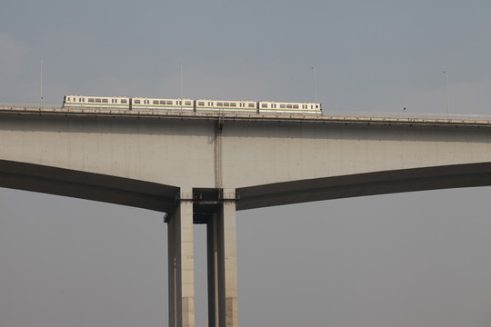 长江大桥上的轨道交通
