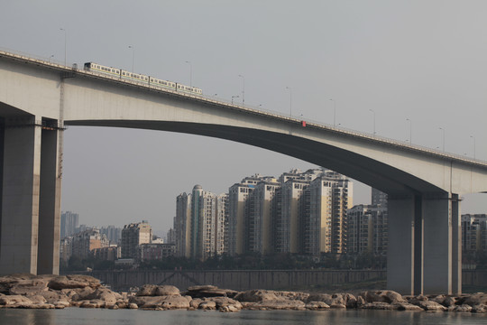 长江大桥上的轻轨