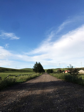 草原村落上的小道
