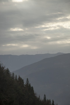 大山里的风力发电
