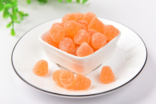 白色盘子里橙色软糖果