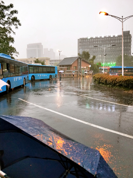 雨天等公交车