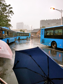 雨天等公交车