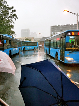 雨天等公交车