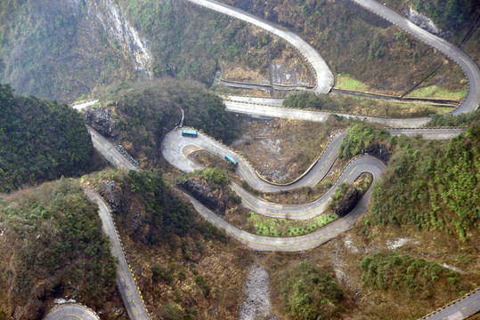 崎岖蜿蜒的盘山公路