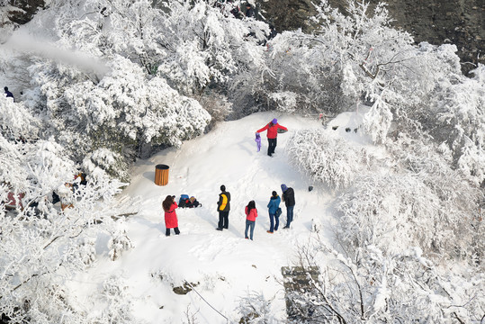 游人在武当山玩雪