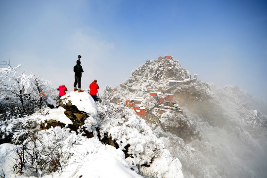 摄影人在武当山拍摄雪景