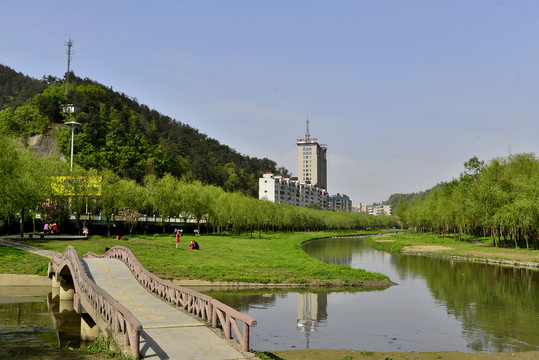 绿树成荫的张湾区夏家店河道