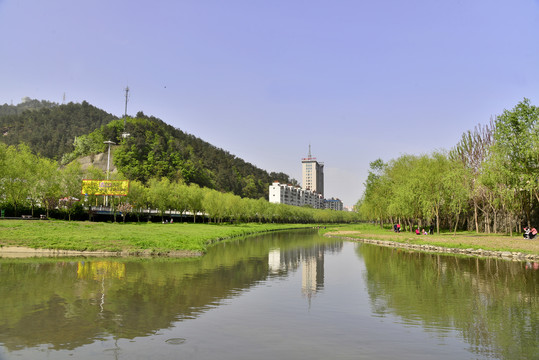 绿树成荫的张湾区夏家店河道