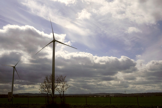 欧洲原野上的风能发电机