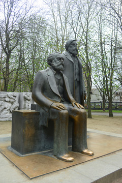 柏林马恩广场马克思恩格斯塑像