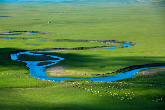 草原羊群马群河流