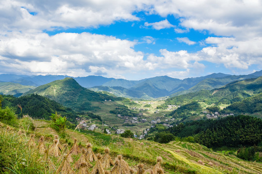 蓝天白云下连绵起伏的大山