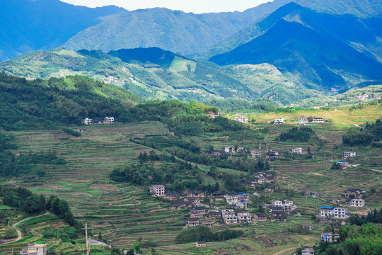 大山脚下的小山村