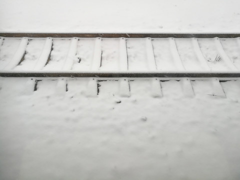 雪中铁路轨道