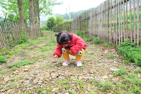 乡村童趣之玩石子的小孩