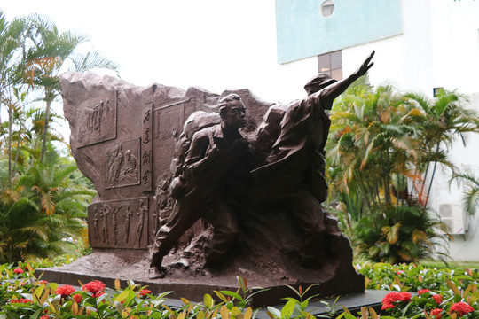 广东石油化工学院发展历程雕塑