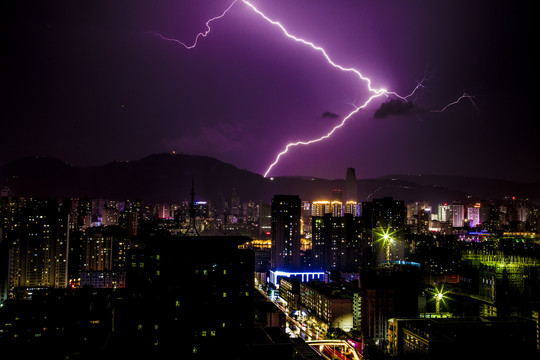 城市夜空的闪电