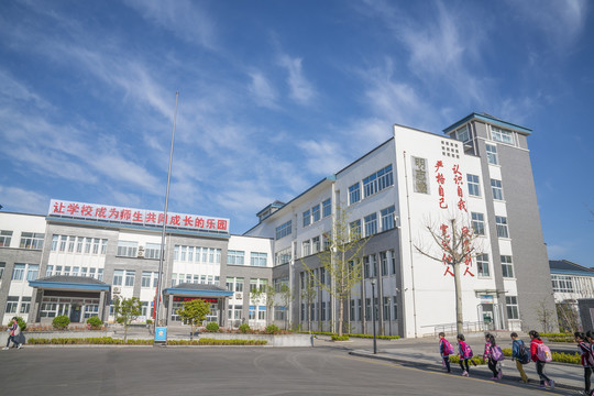 学校建筑风景蓝天白云