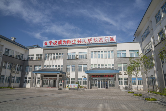 学校建筑蓝天白云