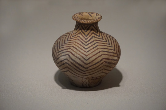 新石器时代折线纹彩陶小壶